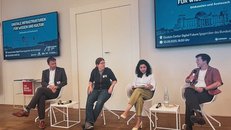 Sonja Lemke sitzt mit Holger Mann und Misbah Khan und dem Moderator Felix Reda auf weißen Stühlen