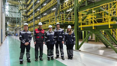 5 Personen, darunter Sonja Lemke, stehen in der Werkshalle von Thyssen Krupp Dortmund Steel in Arbeitskleidung