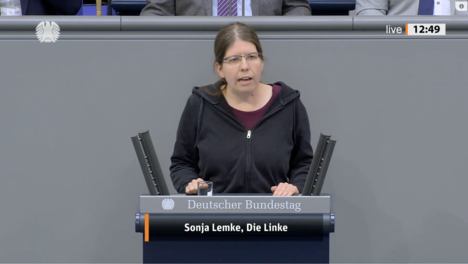 Sonja Lemke steht am Rednerpult des Deutschen Bundestages