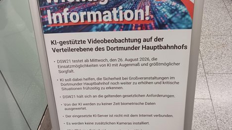 Ein Infoschild zu KI-Videoüberwachung im Dortmunder Hauptbahnhof