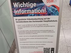 Ein Infoschild zu KI-Videoüberwachung im Dortmunder Hauptbahnhof